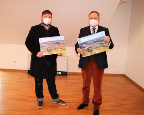 Bild: v. l. Alexander Bonn (Geschäftsführer Bonn Medien GbR) und Bürgermeister Dr. Frank Schmidt